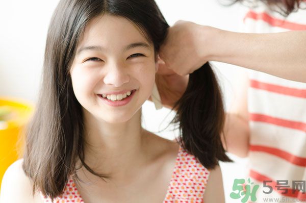 先用護(hù)發(fā)素還是先用洗發(fā)水？洗發(fā)水護(hù)發(fā)素的使用順序？