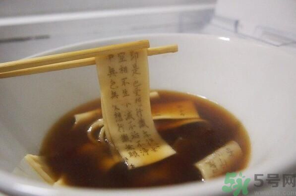可食用的經(jīng)書(shū)烏龍面怎么做？可食用的經(jīng)書(shū)烏龍面是什么面？