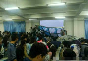 哪個學校學校窗戶突然倒塌？男生拼命護住女生 ！
