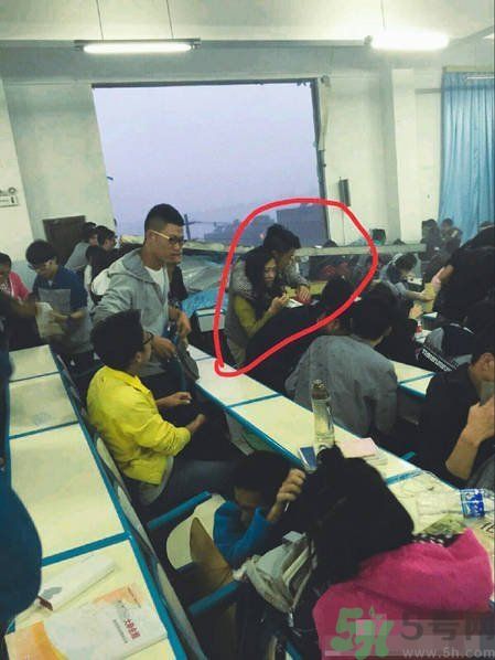 哪個(gè)學(xué)校學(xué)校窗戶突然倒塌？男生拼命護(hù)住女生 ！