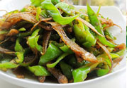 油燜干魚怎么做的？干魚怎么炒好吃？