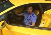 開蘭博基尼上下班的人是誰？開蘭博基尼上下班開的是哪輛公交車？