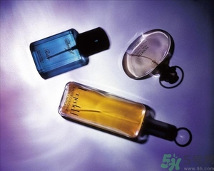 香水是噴在衣服上還是身體上？噴香水的正確位置