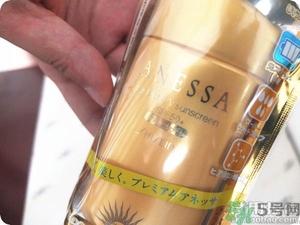 安耐曬為什么那么稀？安耐曬是水狀液體的嗎？