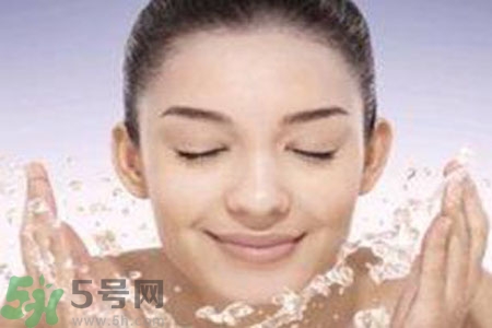 夏季臉上出油怎么回事？夏季臉上出油怎么辦？