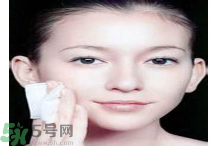 夏季臉上出油怎么回事？夏季臉上出油怎么辦？