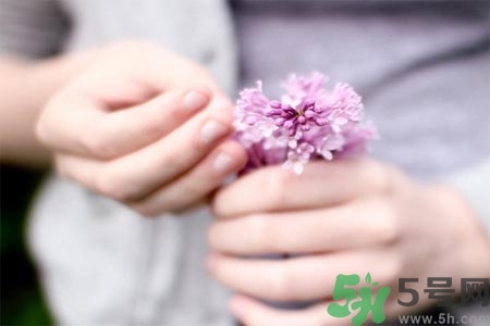 ?手指關(guān)節(jié)疼痛的危害？如何緩解手指關(guān)節(jié)疼痛？