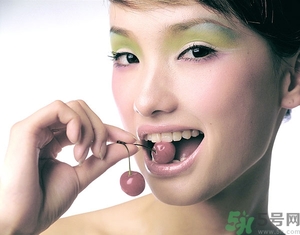 眼影可以當眉粉用嗎？眼影可以當鼻影用嗎？