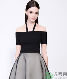 一字肩的衣服內(nèi)衣怎么穿？一字肩的衣服里面穿什么內(nèi)衣？