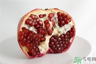 吃石榴手指發黃怎么辦？吃石榴手指變黑怎么辦？