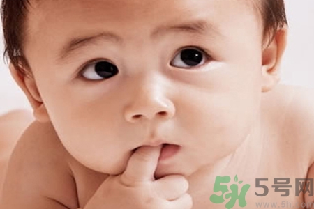 寶寶睡覺(jué)出汗多是怎么回事？寶寶睡覺(jué)出汗多怎么辦？