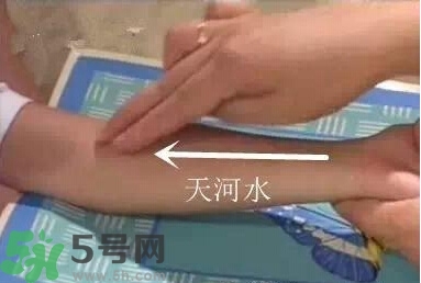 積食發燒怎么推拿？積食發燒推拿手法圖解