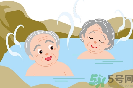老人能泡溫泉嗎？老年人應(yīng)怎樣泡溫泉？