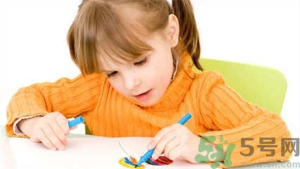 孩子左撇子怎么辦？孩子左撇子需要糾正嗎？