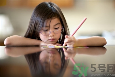 孩子左撇子怎么辦？孩子左撇子需要糾正嗎？