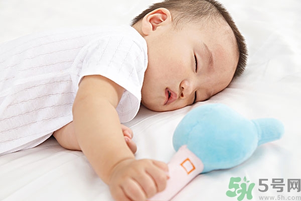 寶寶睡覺張著嘴是怎么回事？寶寶睡覺為什么張著嘴？