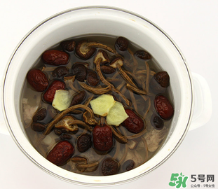 燉排骨什么時候放鹽最好？燉排骨放什么調料？