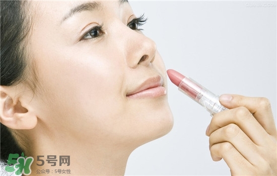 防曬唇膏要卸妝嗎？防曬唇膏晚上可以用嗎？