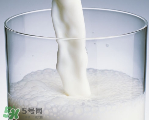全脂牛奶和脫脂牛奶的區別,全脂牛奶和脫脂牛奶哪個好