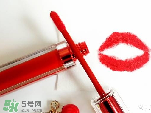涂唇釉嘴唇干是怎么回事？涂唇釉嘴唇干怎么辦？
