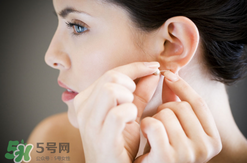 一次性耳釘怎么取下來？一次性耳釘多久取下來？