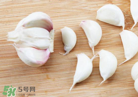 大蒜爛了一點還能吃嗎？大蒜爛根是怎么回事？