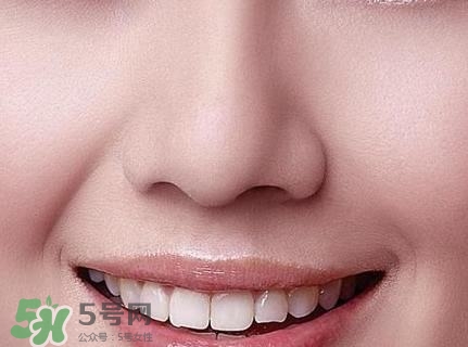 鼻子上擠出來的白色東西是什么？鼻子上的白色顆粒是什么？