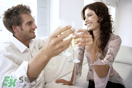 夫妻如何保持新鮮感？調情小技巧激發你的性欲
