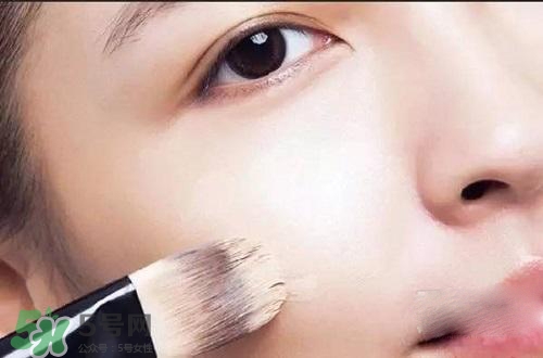 粉底液可以涂在眼部嗎？粉底液涂在眼部有什么危害？