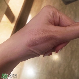 嬌蘭小黑裙007值得入嗎？嬌蘭小黑裙007唇膏口紅怎么樣？