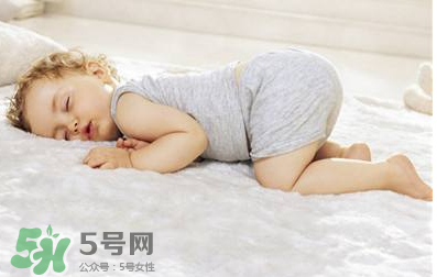 什么時(shí)候給寶寶剪指甲？寶寶多大可以剪指甲？
