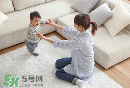 怎么糾正寶寶內八字腳？寶寶八字腳幾歲前可以糾正？