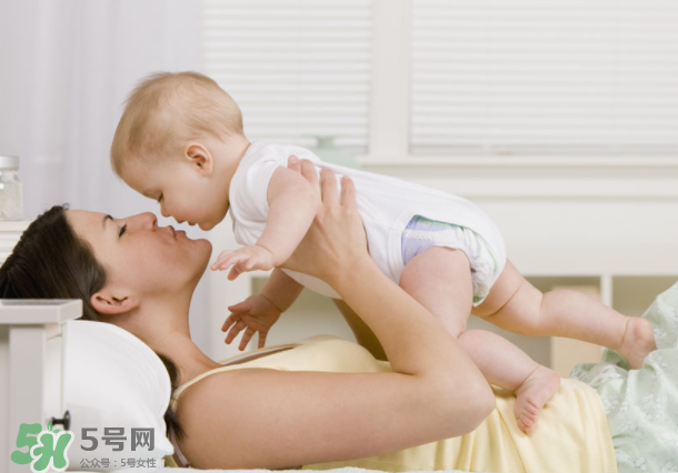 寶寶發燒可以擦清涼油嗎？寶寶發燒擦清涼油有副作用嗎？