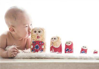 新生兒吃母乳放屁拉稀正常嗎？新生兒吃母乳拉黃水正常嗎？