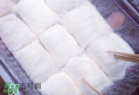 龍須糖是什么做的？龍須糖上面一層粉是什么粉