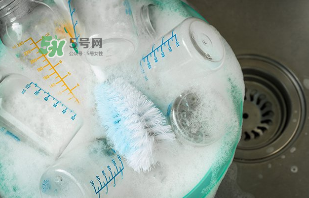 奶瓶刷尼龍的好還是海綿的好？洗奶瓶的正確方法