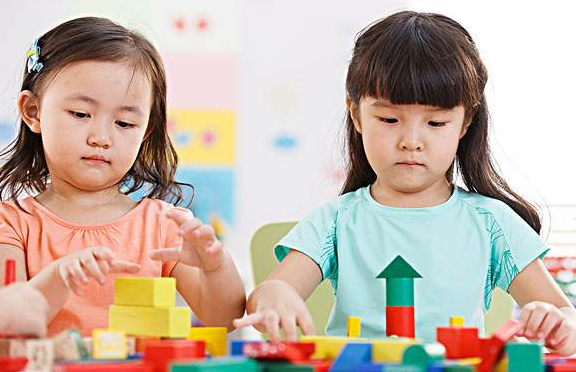 孩子在幼兒園受欺負(fù)怎么辦？孩子在幼兒園不合群怎么辦？