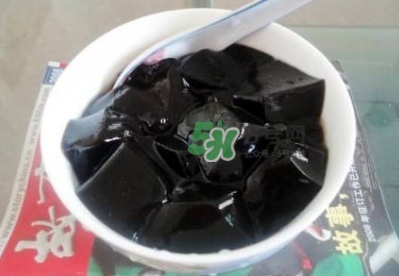 燒仙草是黑涼粉嗎？燒仙草和黑涼粉的區別
