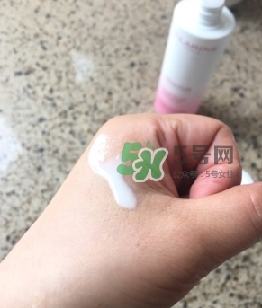 嬌韻詩(shī)牛奶水新版舊版區(qū)別 嬌韻詩(shī)牛奶水多少錢(qián)