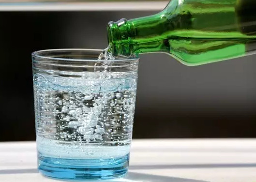 蘇打水是碳酸飲料嗎？蘇打水和碳酸飲料的區別