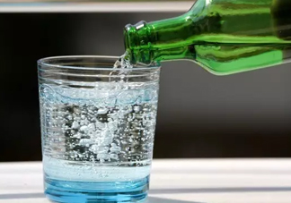 蘇打水是碳酸飲料嗎？蘇打水和碳酸飲料的區別