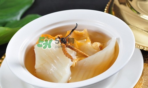 產后吃燕窩好還是花膠？花膠和燕窩可以一起吃嗎？