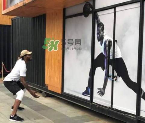 科懷倫納德中國行穿的球鞋是什么牌子？科懷倫納德中國行同款鞋子