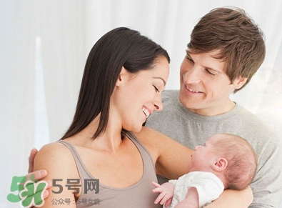 抱新生兒可以晃動嗎？抱新生兒的正確方法圖