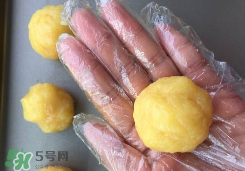 蛋黃酥油皮怎么揉出膜？蛋黃酥油皮不出膜怎么辦？