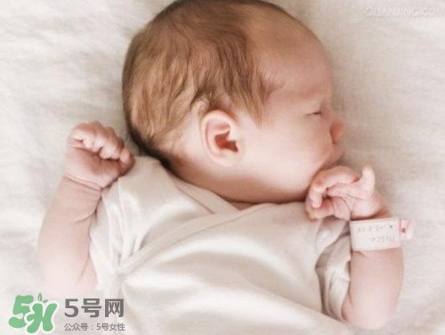 寶寶驚跳反應什么時候消失？寶寶驚跳反射太頻繁怎么辦？