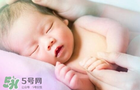 新生寶寶幾個月可以豎著抱？寶寶豎著抱的正確姿勢