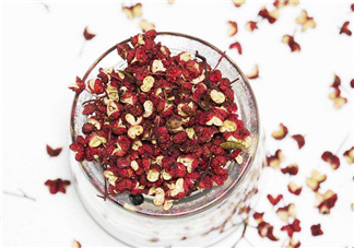 花椒泡腳能治白發(fā)嗎？花椒泡腳白發(fā)能轉黑嗎？
