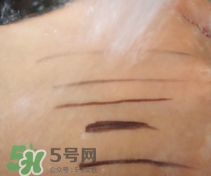 眼線膏要沾水嗎？用干刷子還是濕刷子
