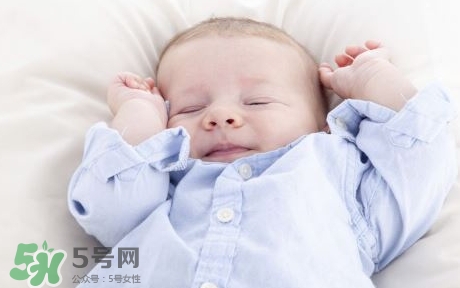 寶寶睡覺為什么會笑？寶寶睡覺笑出聲是做夢了嗎？